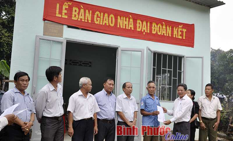 9 nhà đại đoàn kết trao hộ nghèo ở Cát Tiên