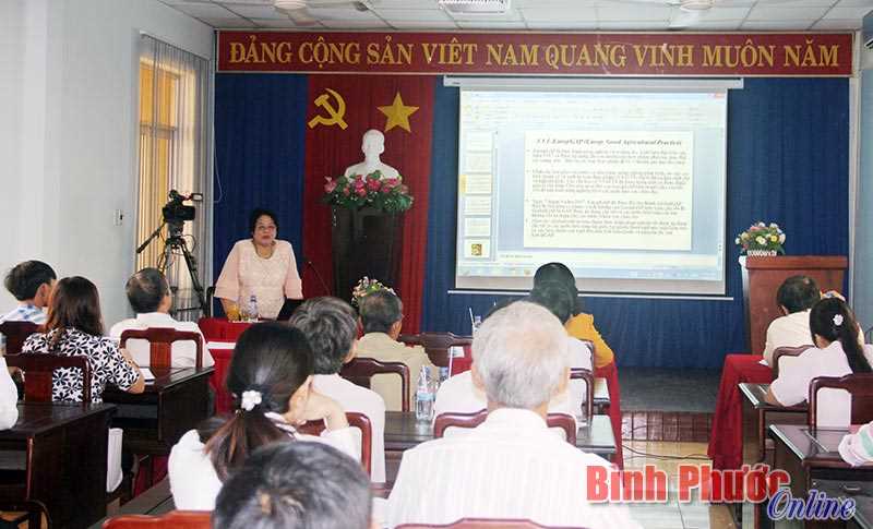 Gần 100 nông dân tiêu biểu được tư vấn kiến thức về phát triển nông nghiệp chất lượng cao