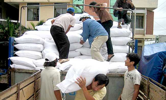 Hỗ trợ gạo cho người dân bị thiệt hại do bão số 10