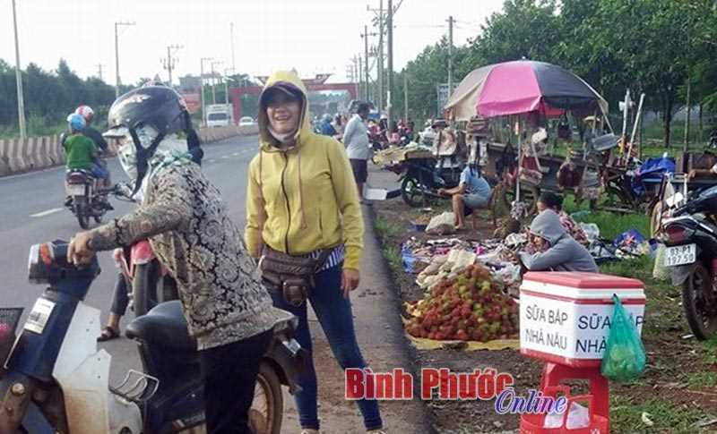 Hệ lụy từ những gánh hàng rong tại KCN Bắc Đồng Phú