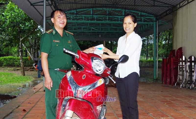 Đồn Bi&ecirc;n ph&ograve;ng B&ugrave; Đốp b&agrave;n giao tang vật bị mất cho chủ sở hữu