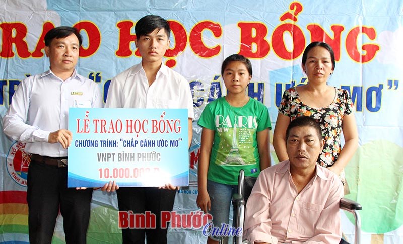 32 triệu đồng tặng sinh viên nghèo hiếu học