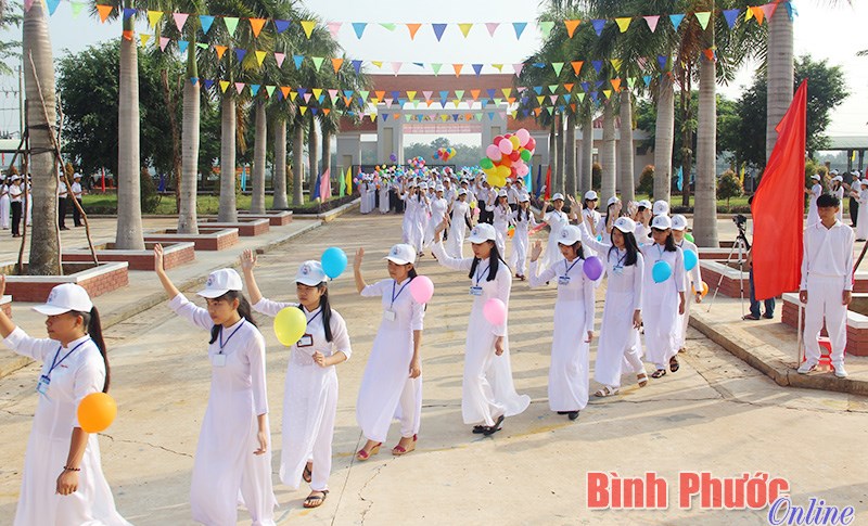 Thủ khoa và điểm chuẩn vào lớp 10 năm học 2017-2018