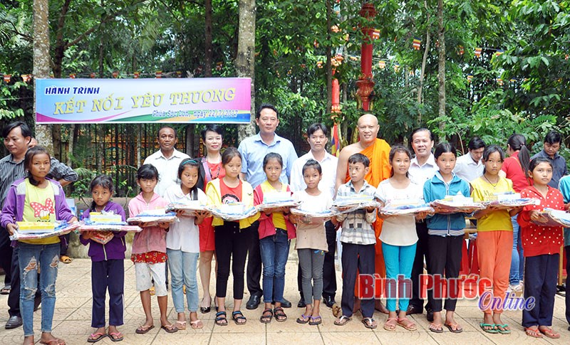 Tặng quà học sinh học hè tại chùa Sóc Lớn