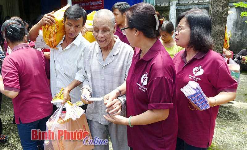 Hơn 1.000 phần quà tặng người mù và khuyết tật