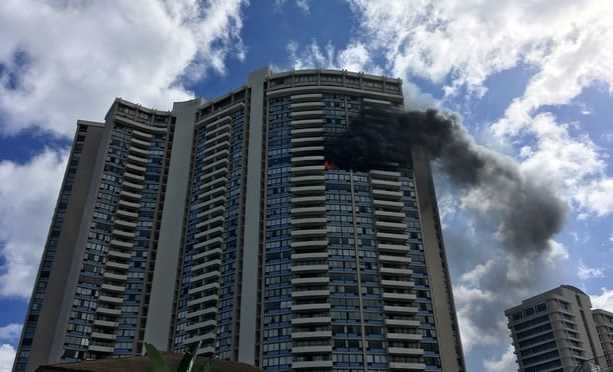 Cháy chung cư cao tầng tại Mỹ, một vài người vẫn còn mắc kẹt