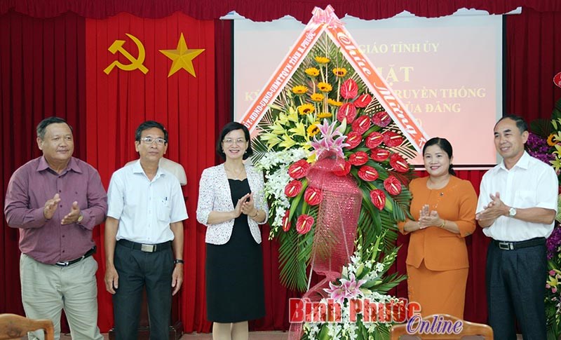 Họp mặt kỷ niệm 87 năm Ng&agrave;y truyền thống ng&agrave;nh Tuy&ecirc;n gi&aacute;o của Đảng