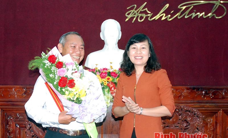 Trao quyết định nghỉ hưu cho đồng ch&iacute; Hồ Văn Hữu