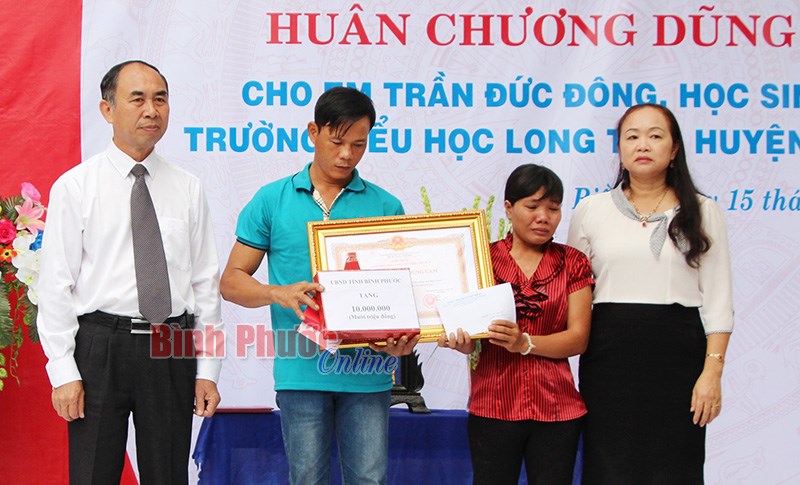 Truy tặng Hu&acirc;n chương Dũng cảm cho cậu b&eacute; 10 tuổi