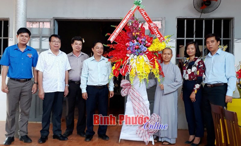 L&atilde;nh đạo huyện Ph&uacute; Riềng ch&uacute;c mừng c&aacute;c ch&ugrave;a nh&acirc;n lễ Vu lan b&aacute;o hiếu