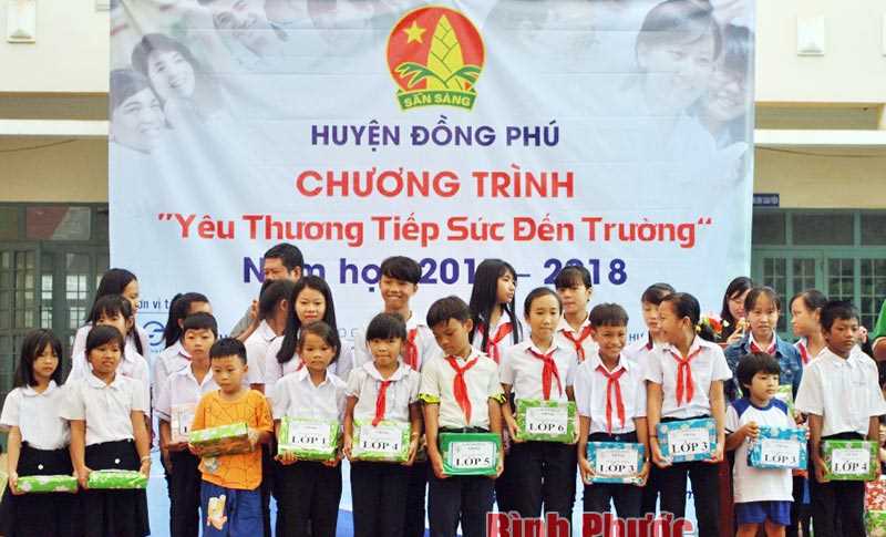 Đồng Phú: Sôi nổi chương trình “Yêu thương tiếp sức đến trường”