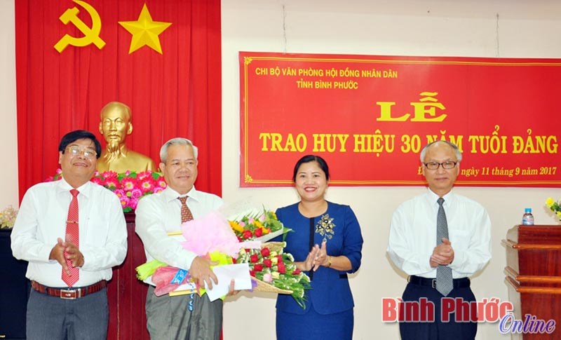 Trao Huy hiệu 30 năm tuổi Đảng cho đồng ch&iacute; Nguyễn Văn Th&agrave;nh