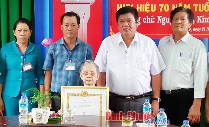 Đồng ch&iacute; Nguyễn Thị Kim Song nhận Huy hiệu 70 năm tuổi Đảng