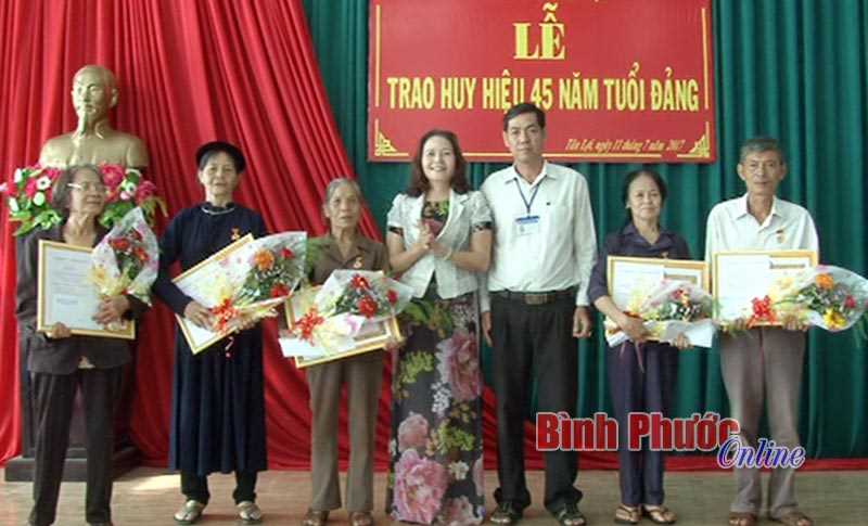 9 đảng vi&ecirc;n được trao Huy hiệu 50, 45 năm tuổi đảng