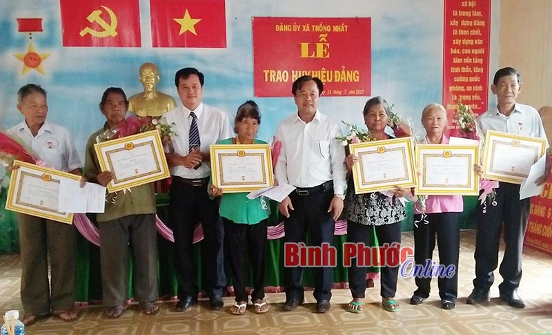 13 đảng vi&ecirc;n được tặng v&agrave; truy tặng huy hiệu Đảng