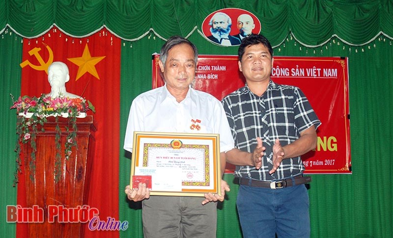 Đảng ủy x&atilde; Nha B&iacute;ch trao tặng huy hiệu 45, 40 năm tuổi Đảng