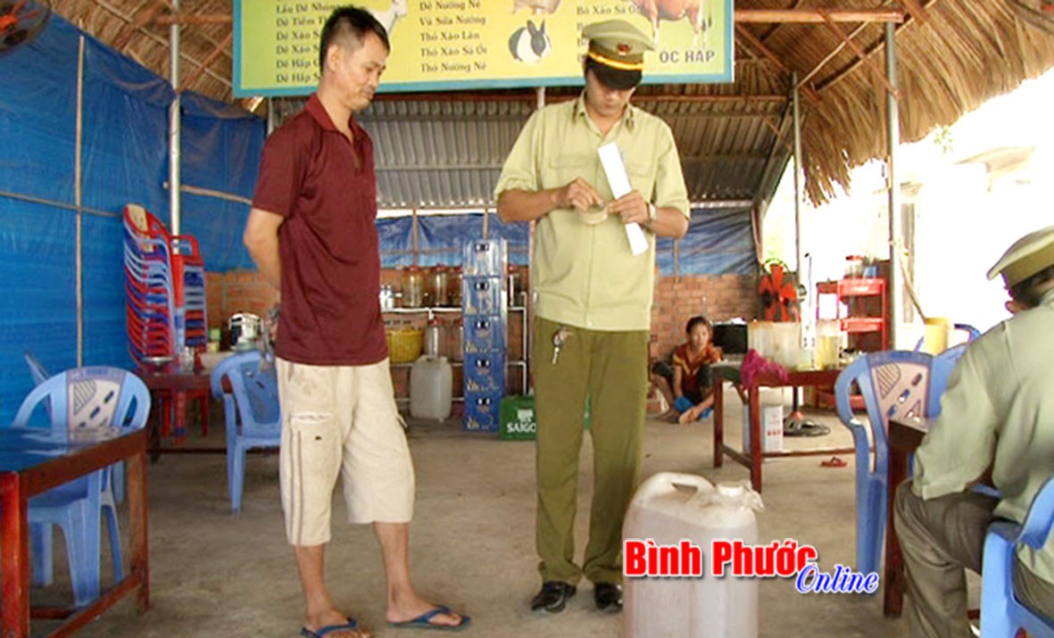 Hớn Quản: Thu giữ 120 lít rượu không rõ nguồn gốc, xuất xứ