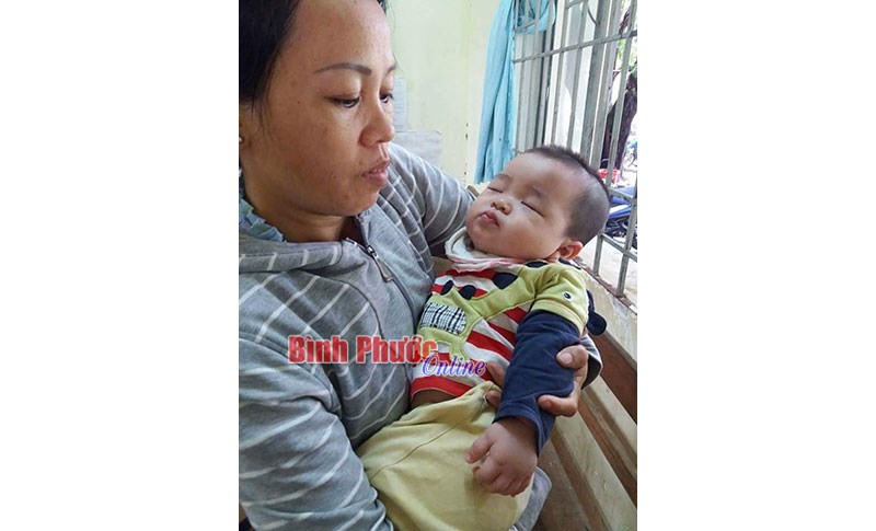 Bé trai 10 tháng tuổi bị bỏ rơi trong lô cao su ở Chơn Thành