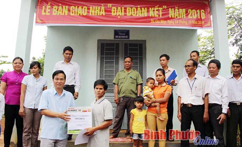 Đồng bào được hỗ trợ nhà ở, trâu để phát triển kinh tế