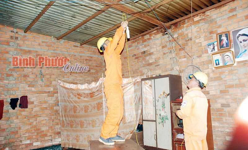 20 hộ đồng bào thôn Thiện Cư được sửa điện miễn phí