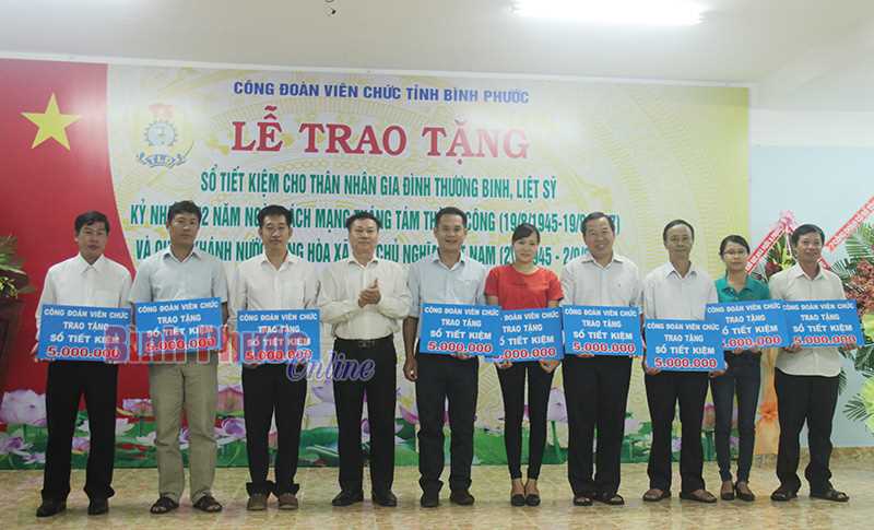 40 sổ tiết kiệm tặng thân nhân gia đình thương binh, liệt sĩ