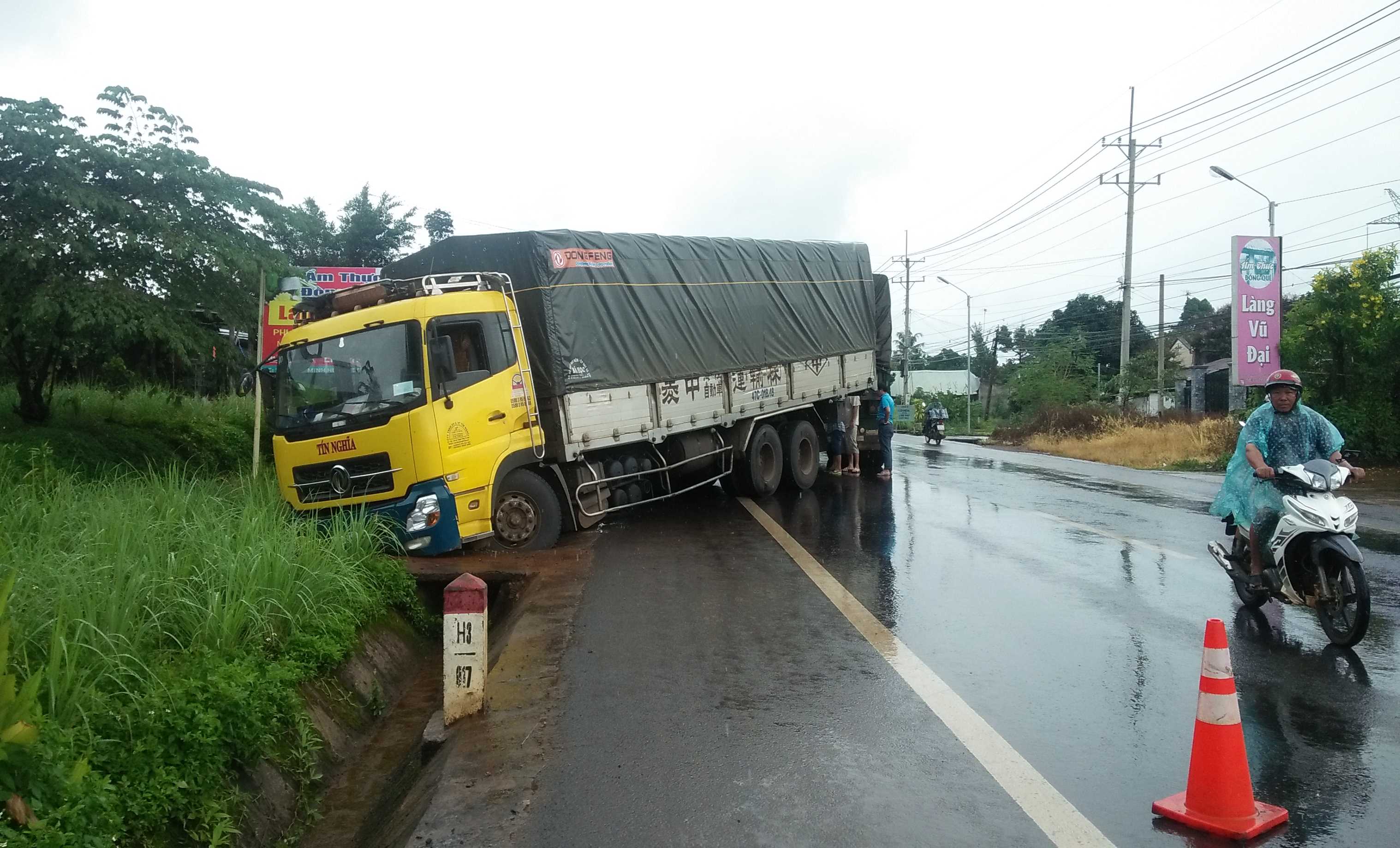 Mưa lớn, xe tải mất lái lao xuống vệ đường