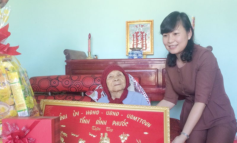 L&atilde;nh đạo tỉnh thăm v&agrave; ch&uacute;c thọ người cao tuổi thị x&atilde; B&igrave;nh Long