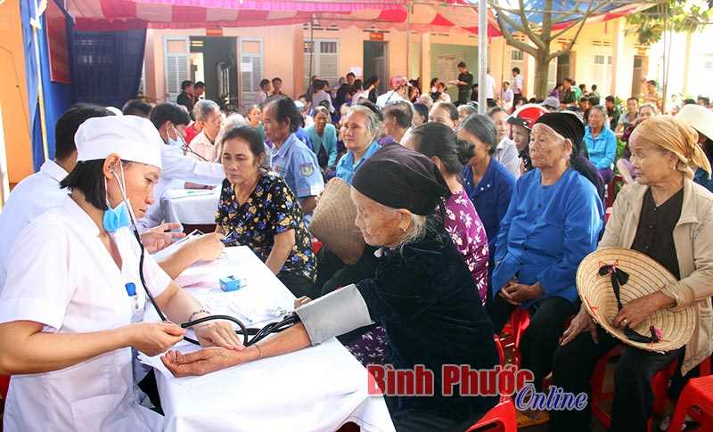 Khám bệnh, cấp thuốc miễn phí cho gia đình chính sách