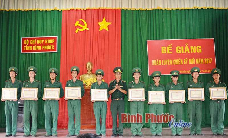 Kh&oacute;a huấn luyện chiến sĩ mới bi&ecirc;n ph&ograve;ng: 75% đạt kh&aacute;, giỏi