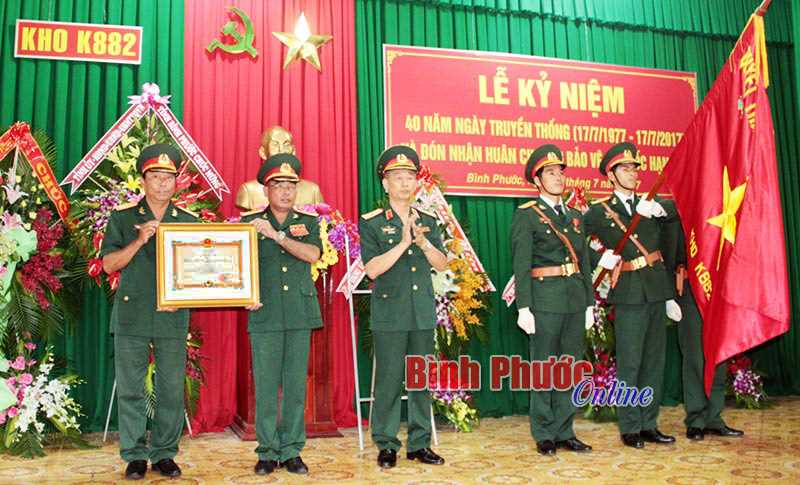 Kho K882 đ&oacute;n nhận Hu&acirc;n chương Bảo vệ Tổ quốc hạng Ba