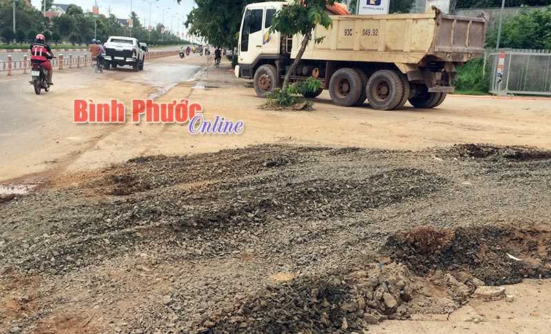 Xe ben c&agrave;y n&aacute;t vỉa h&egrave;