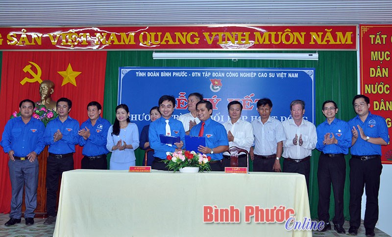 Tỉnh đoàn ký kết phối hợp với Đoàn thanh niên Tập đoàn Công nghiệp cao su Việt Nam