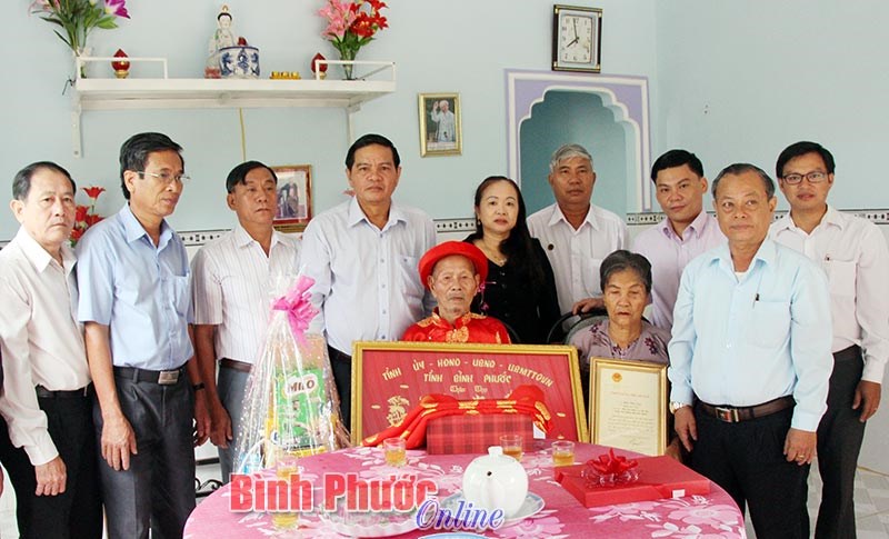 L&atilde;nh đạo tỉnh thăm, ch&uacute;c thọ người cao tuổi huyện Ph&uacute; Riềng