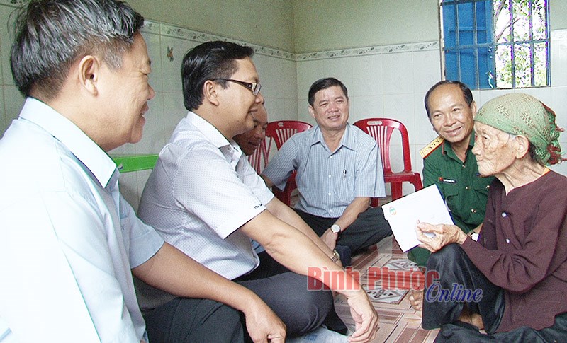 L&atilde;nh đạo tỉnh thăm, tặng qu&agrave; gia đ&igrave;nh ch&iacute;nh s&aacute;ch ở B&ugrave; Đốp