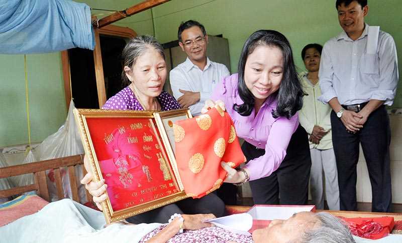 L&atilde;nh đạo tỉnh thăm, tặng qu&agrave; người cao tuổi ở Phước Long