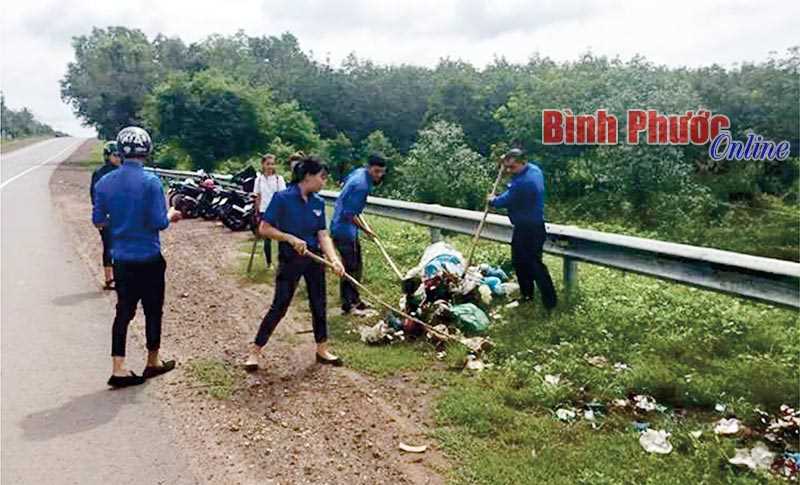 R&aacute;c khu vực cầu L&ograve; Gạch đ&atilde; được dọn sạch