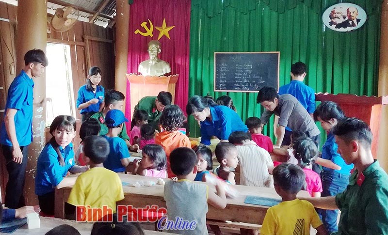 Lớp học nghĩa tình ở Bù Tam