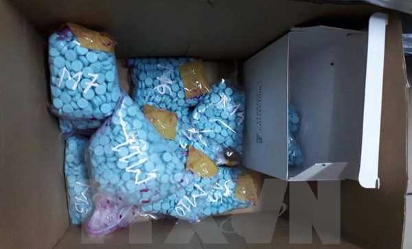 Bắt vụ vận chuyển 40.000 vi&ecirc;n ma t&uacute;y c&ugrave;ng s&uacute;ng qu&acirc;n dụng