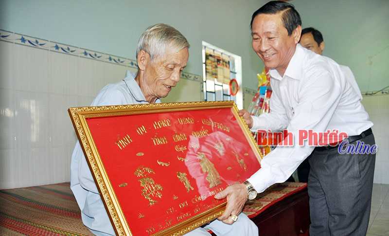 L&atilde;nh đạo tỉnh tặng qu&agrave; người cao tuổi ở huyện Hớn Quản