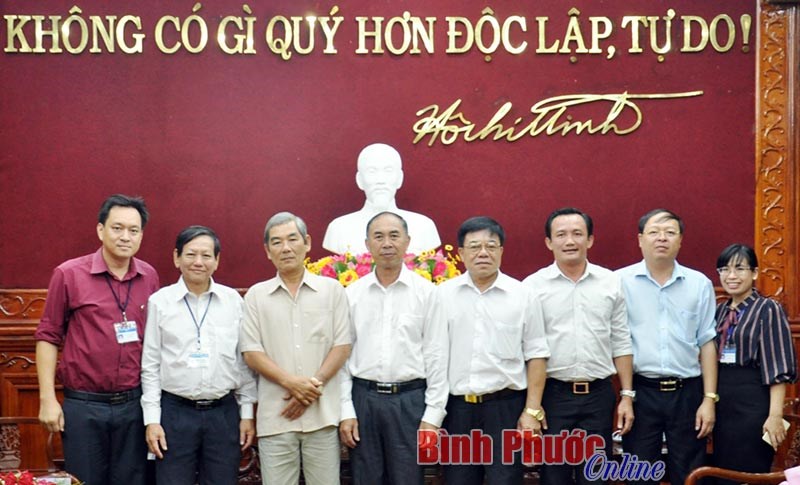 Trao quyết định nghỉ hưu cho l&atilde;nh đạo 2 sở