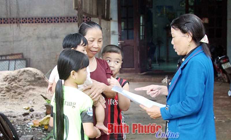 Nhân viên y tế thôn tận tụy với công việc