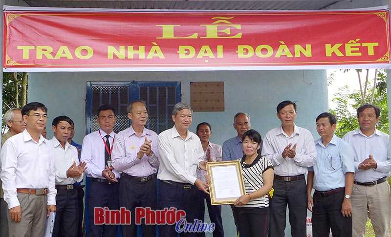 Đồng Xoài trao 3 nhà đại đoàn kết cho người nghèo