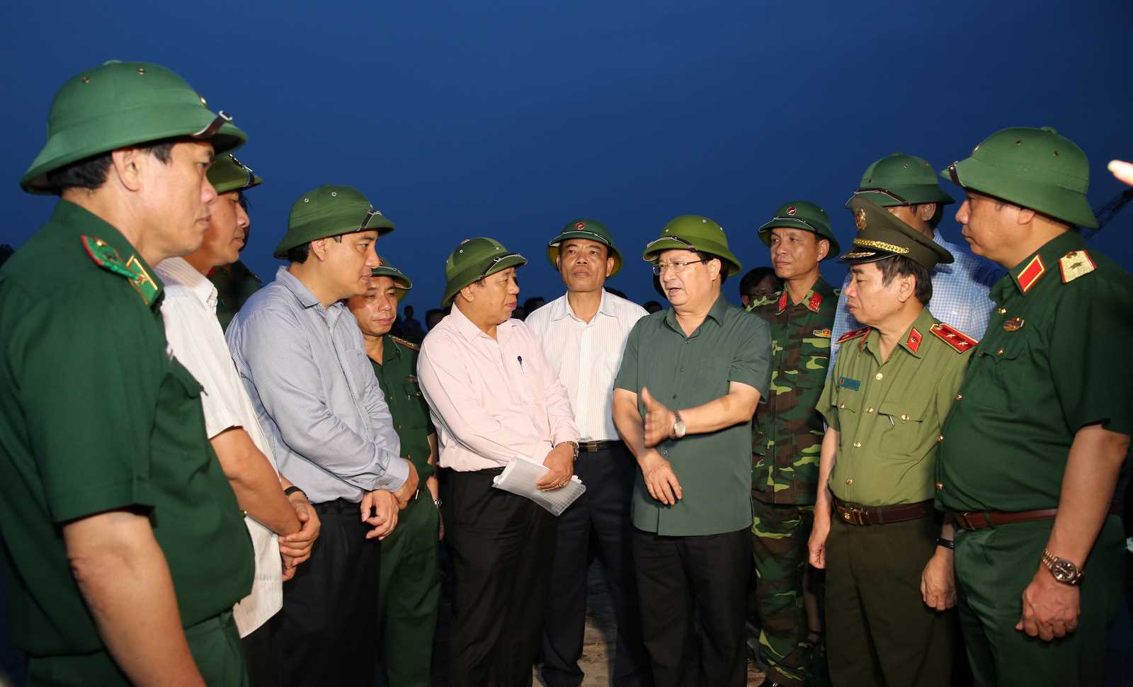 Huy đ&ocirc;̣ng mọi lực lượng giúp d&acirc;n thu hoạch lúa, hoa màu