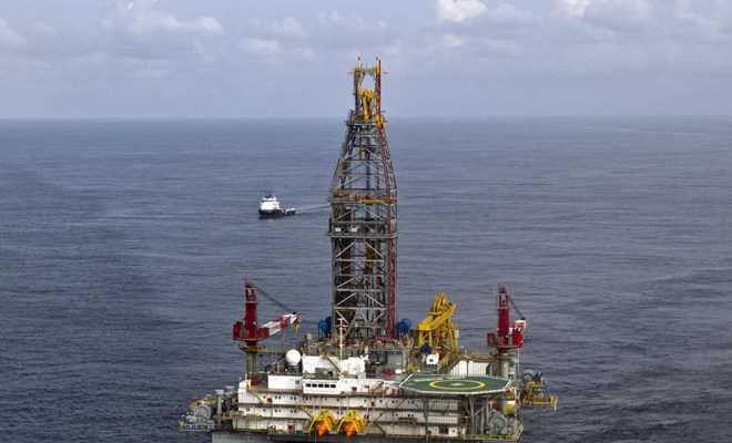 Pháp sẽ ngừng các hoạt động thăm dò và khai thác dầu khí