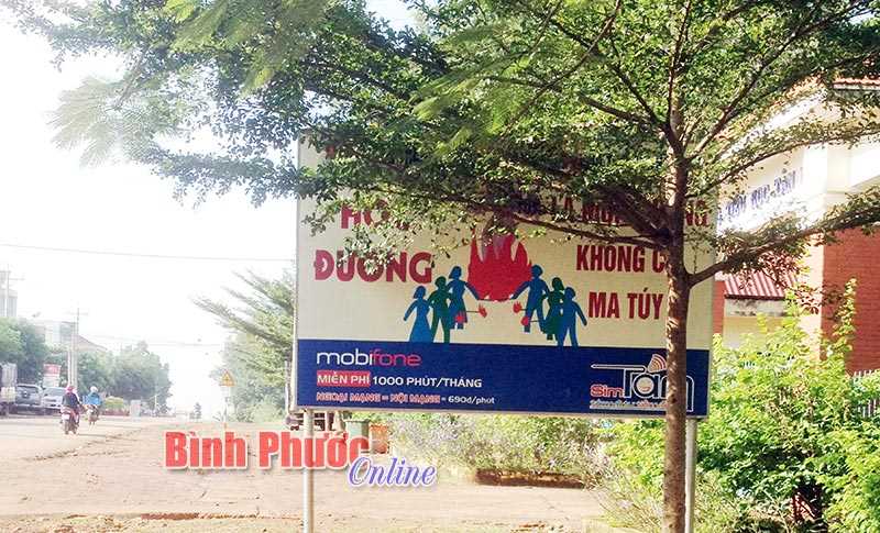 Pa-n&ocirc; tuy&ecirc;n truyền &ldquo;n&uacute;p b&oacute;ng&rdquo;