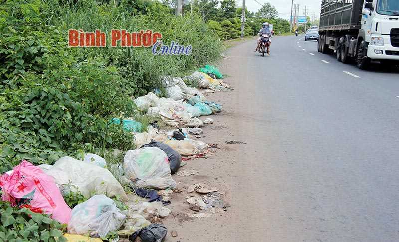 R&aacute;c lấn đường ĐT741