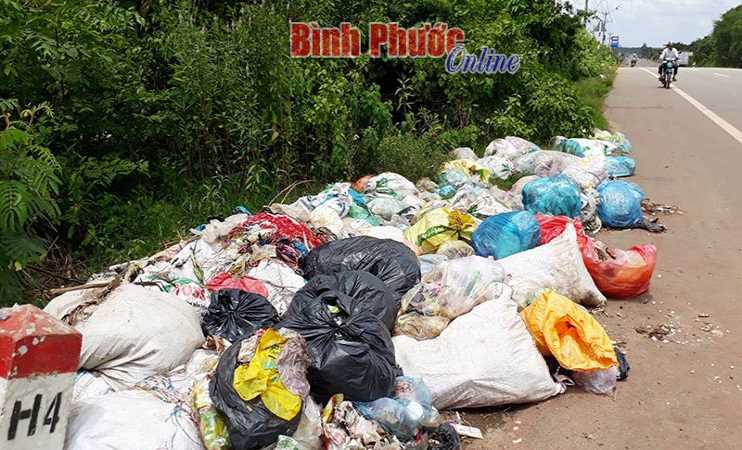 R&aacute;c &ldquo;lấn&rdquo; nghĩa trang