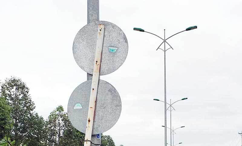 Biển giao th&ocirc;ng &ldquo;quay lưng&rdquo;