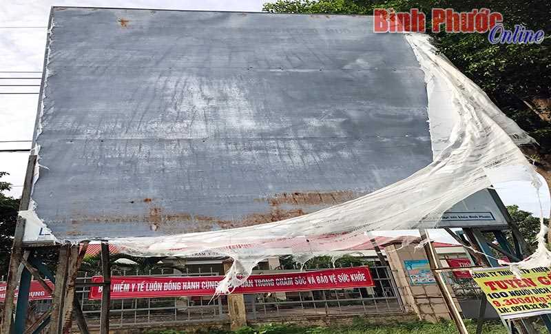 Pa-n&ocirc; tuy&ecirc;n truyền &ldquo;ở trần&rdquo;