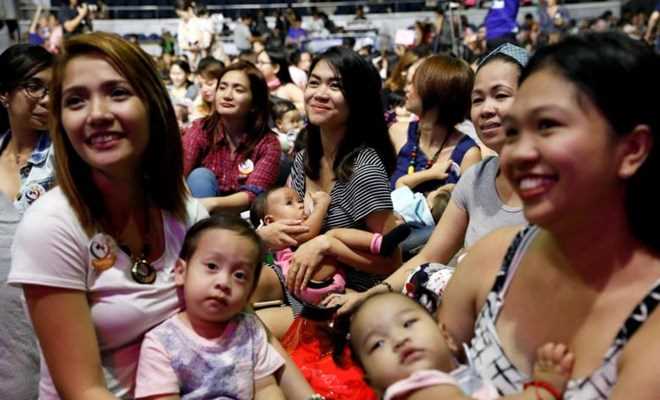 Hưởng ứng nuôi con bằng sữa mẹ, 2.000 phụ nữ cho con bú tập thể